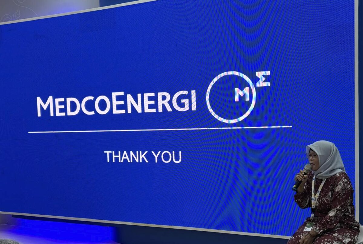 Siti Karmila, Guru SMPN 3 Putik, Anambas ketika menceritakan proses sekolah tempat ia mengajar hingga meraih predikat Adiwiyata (foto : bal)